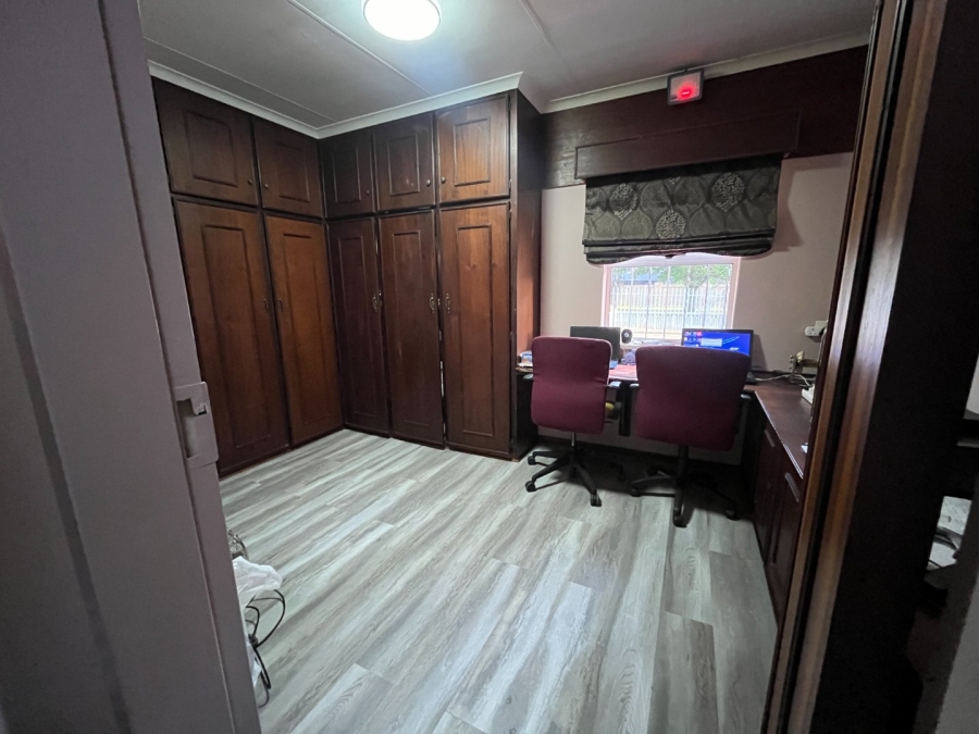 5 Bedroom Property for Sale in Van Der Hoff Park North West
